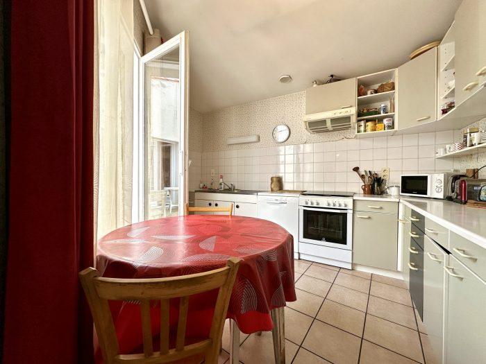 Maison de centre-ville, avec cour fermée et grand garage, terrasse intérieure et cave - Photo 14 - Riom