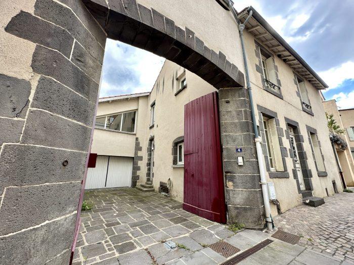 Maison de centre-ville, avec cour fermée et grand garage, terrasse intérieure et cave - Photo 1 - Riom