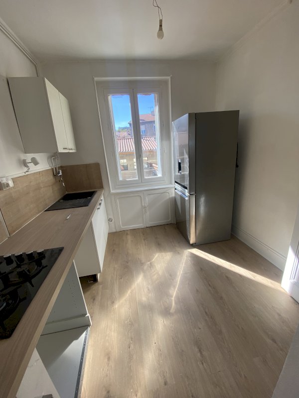 Appartement de 53 m² avec cuisine séparé - Photo 1 - Saint-Étienne