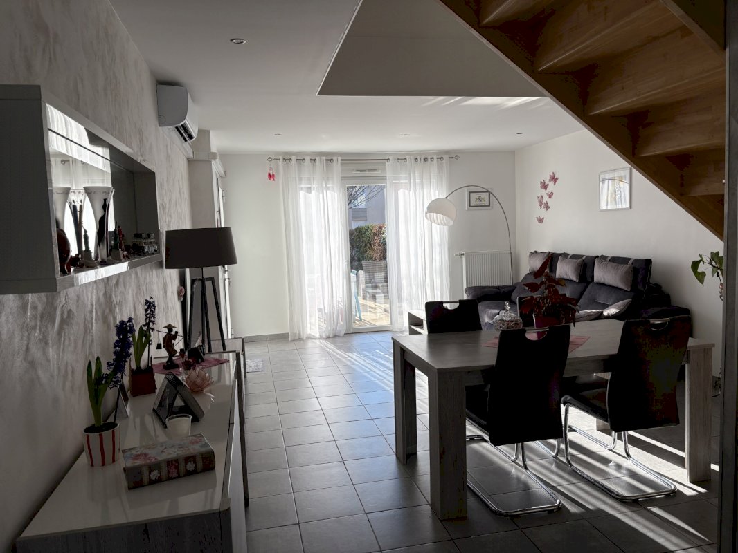 MAISON DE 121 M2 DONT UN DE GARAGE DE 20 M2 AVEC TERRAIN - Photo 2 - Rumilly