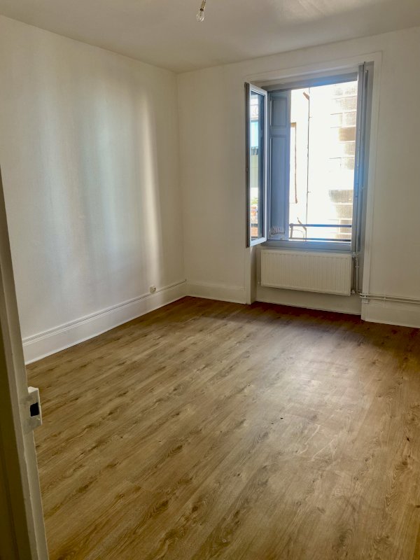 Appartement de 53 m² avec cuisine séparé - Photo 3 - Saint-Étienne