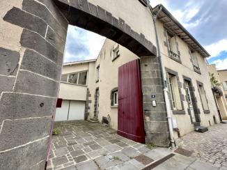 Maison de centre-ville, avec cour fermée et grand garage, terrasse intérieure et cave - Riom (63200)