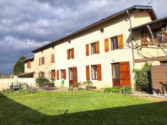 Maison familiale en pierre, mitoyenne et rénovée, de 184 m², située à Vaulx-Milieu, dans un environnement très calme. - Vaulx-Milieu (38090)